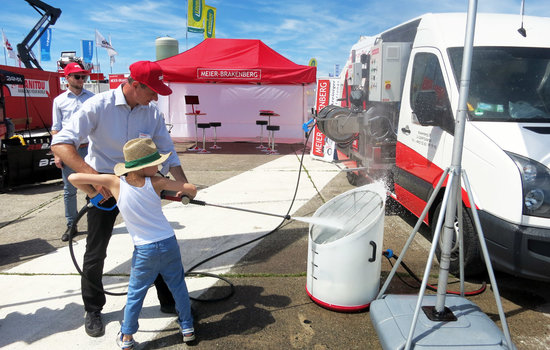 Also the "small" visitors become the chance to test at Demopark the really big pressure cleaners from Meier-Brakenberg, for cleaning machinery and ground-surfaces.