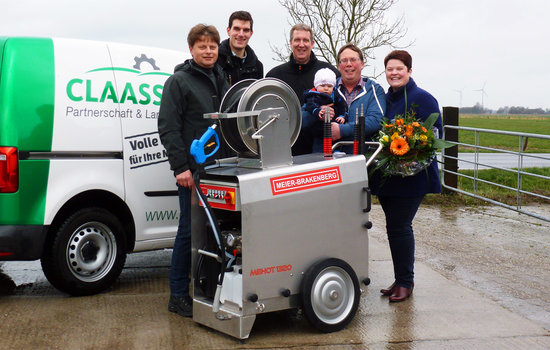 The lucky winner of lottery drawing by the magazine "TopAgrar" received their price: a new hot-water pressure cleaner MBHot1320. This cleaning device works with an integrated hot water unit. The winner uses this professional pressure cleaner for cleaning his cow barn and machines like tractors.