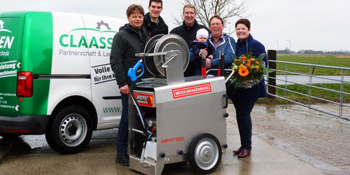 The lucky winner of lottery drawing by the magazine "TopAgrar" received their price: a new hot-water pressure cleaner MBHot1320. This cleaning device works with an integrated hot water unit. The winner uses this professional pressure cleaner for cleaning his cow barn and machines like tractors.