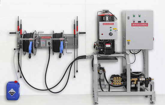 Frequenzgeregeltes Hochdruckaggregat für bis zu 3.000 l/h bzw. 4.200  l/h
und integrierter Heißwassereinheit MBHot, die stufenlos bis zu 90° C regulierbar ist. Das mit abgebildete Bedienpanel umfasst Schlauchroller für zwei parallel arbeitende Anwender. So kann die Pumpeneinheit im Geräteraum und das Schlauchpanel am Waschplatz stehen.