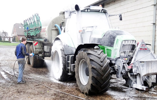 Das Einschäumen geht mit den Profi-Heißwasserhochdruckreiniger schnell und einfach von der Hand. Einfach den Schauminjektro mit einem Handgriff zuschalten und mit der Schaumlanze die Maschine einschäumen.