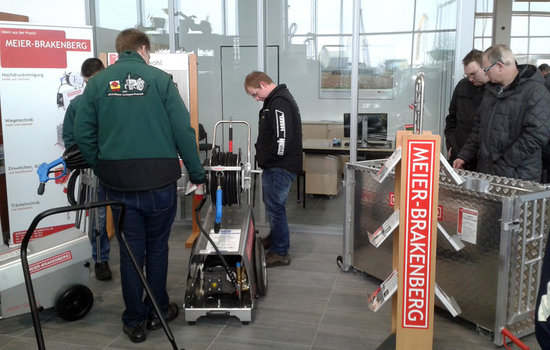 Auf der traditionellen Krone Hausmesse können Besucher unserer Profi-Hochdruckreiniger und die mobile Einzeltierwaage in Augenschein nehmen.
Hier ist die komplette Hochdruckreiniger Baureihe MBH ausgestellt. Hier im Bild: interessierte Besucher am MBH1260 Kompakt.