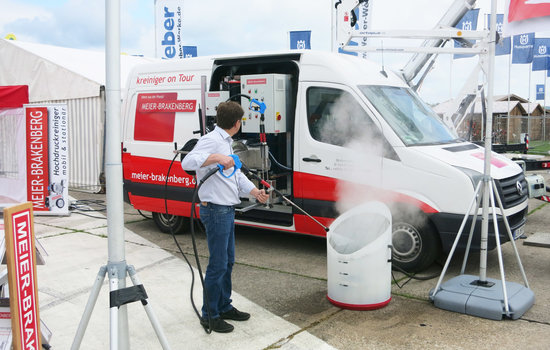 Auf der Demopark herrschten die idealen Voraussetzungen, um den Profi-Hochdruckreiniger von Meier-Brakenberg einem Praxistest zu unterziehen. Im Showcar ist ein frequenzgeregelte Hochdruckpumpe verbaut.