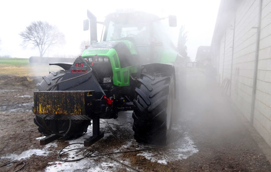 Nach dem Einschäumen der Maschine, kann der Traktor mit Heißwasser abgespült, bzw. endgereinigt werden. Ergebnis ist ein optimal gesäubertes Gerät: das wirkt Werterhaltend und erhöht die Funktionssicherheit.