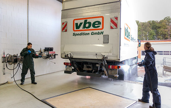 Frequenzgeregelter Hochdruckreiniger für Profis Der stationäre Hochdruckreiniger mit einer Frequenzregelung eignet sich besonders für die Reinigung mit mehreren Anwendern gleichzeitig. Hohe Maximal-Wasserleistung: 3.000 l/h bis 12.000 l/h bei Doppelpumpenanlagen sind möglich. Der Frequenzumrichter lässt die Pumpe flexibel drehen, was unterschiedlichste Wasserleistungen möglich macht.