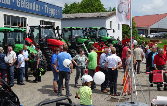 Zum 90 Jährigen Bestehen veranstaltete der Vertriebspartner Wilhelm Stahl GmbH in Rot am See seine Hausmesse. Bei bestem Wetter strömten zahlreiche Besucher auf das Betriebsgelände.