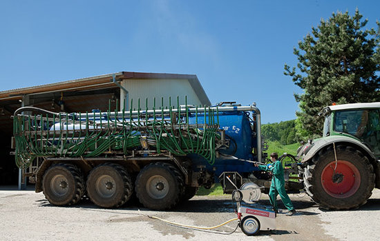 Mit 1800 l/h bei 140 bar bei nur 950 U/min ideal zur Maschinenreinigung.