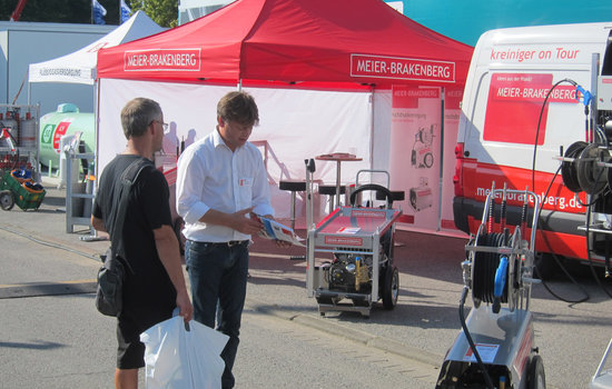 Customer consultant Mr. Werner Bockhorst from Meier-Brakenberg explain an prospective client the mobile pressure cleaner MBH1800 at Nordbau in Neumünster.