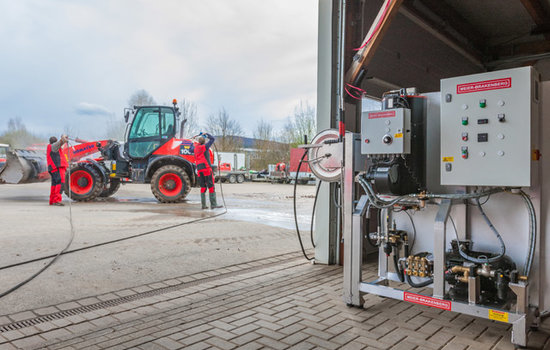 The frequency controlled pressure-cleaning station has in standard layout a water-flow of about 3,000 l/h. The hotbox on board is integrated in the concept of the whole station and allows a continuous adjustment of heating power, up to 90° C. This unit will be the ideal partner for cleaning personal in commercial business, like building companies or communal organisations.