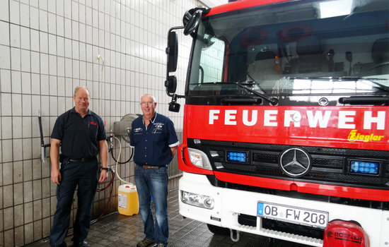 Alfons Stenpaß vom Exklusivpartner "Franz-Josef Hußmann" übergibt der Feuerwehr Oberhausen die neue stationäre Hochdruckreinigeranlage für ihr Waschstraße. Hier die Einweisung in den neuen Hochdruckreiniger mit Schlauchtrommel an der Wand.