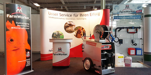 Hier im Bild: der Messestand unseres Exklusiv-Vertriebspartners, der Firma Farmworker aus Kanzach auf der RegioAgrar in Augsburg. Ausgestellt wird z. B. der mobile MBHot1320 Heißwasser Hochdruckreiniger. Dieser eignet sich ideal für Schlachthöfe, aber auch Lohnunternehmer.