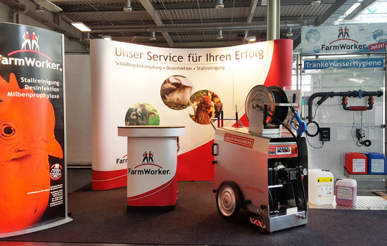 Messestand auf der RegioAgrar in Augsburg Hier im Bild: der Messestand unseres Exklusiv-Vertriebspartners, der Firma Farmworker aus Kanzach auf der RegioAgrar in Augsburg. Ausgestellt wird z. B. der mobile MBHot1320 Heißwasser Hochdruckreiniger. Dieser eignet sich ideal für Schlachthöfe, aber auch Lohnunternehmer.
